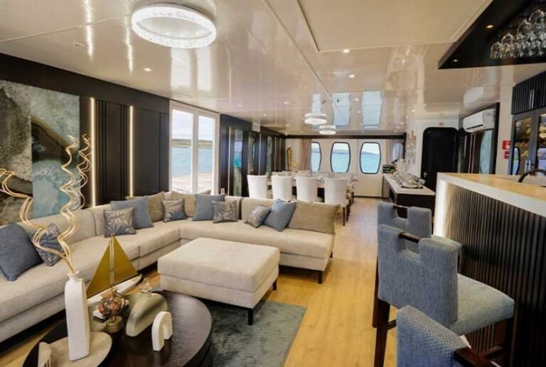 luxury cruise galapagos-alya catamaran social