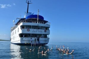 luxury cruise galapagos la pinta yacht tourist
